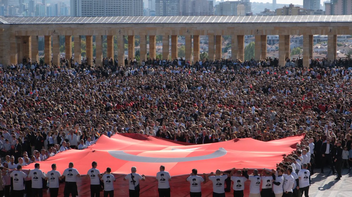 losev1998's tweet photo. “Yolunda giden yolcunun yalnız ufku görmesi yeterli değildir.
Muhakkak ufkun ötesini de görmesi ve bilmesi gereklidir.”

Bu inançla, bu sorumlulukla ve Atamızın ilke, devrim ve
eserlerinin izinde Büyük LÖSEV Ailesi olarak yüz binlerle Anıtkabir'deyiz🇹🇷

#AtamİzindeyizLÖSEV https://t.co/PdWtERqOlZ