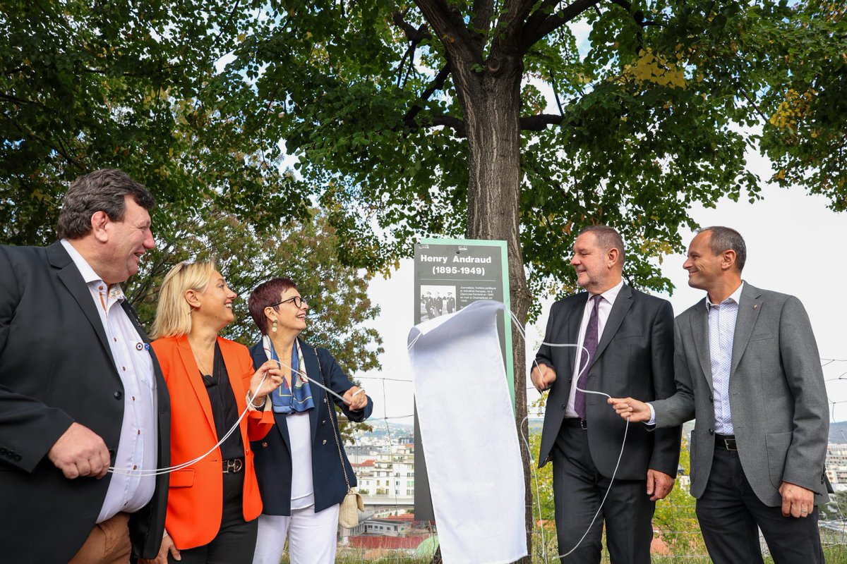 JulienBony's tweet photo. Inauguration du Parc de la Muraille. 
Le quartier St-Jacques se transforme mais n’oublie pas son histoire. Une plaque mémorielle rappelle l’histoire de Henry Andraud. La façade de béton laisse place à un trait d’union vert avec le centre-ville en offrant un magnifique belvédère. https://t.co/4iZDgoD8oN