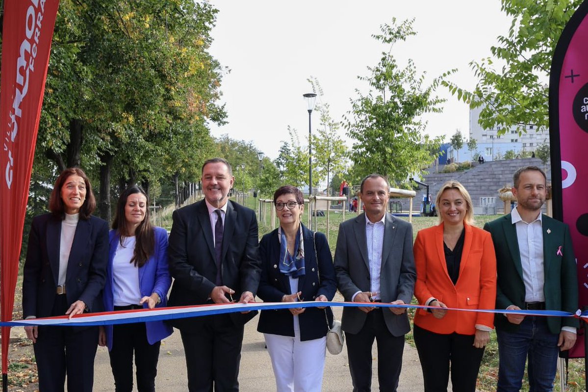 JulienBony's tweet photo. Inauguration du Parc de la Muraille. 
Le quartier St-Jacques se transforme mais n’oublie pas son histoire. Une plaque mémorielle rappelle l’histoire de Henry Andraud. La façade de béton laisse place à un trait d’union vert avec le centre-ville en offrant un magnifique belvédère. https://t.co/4iZDgoD8oN
