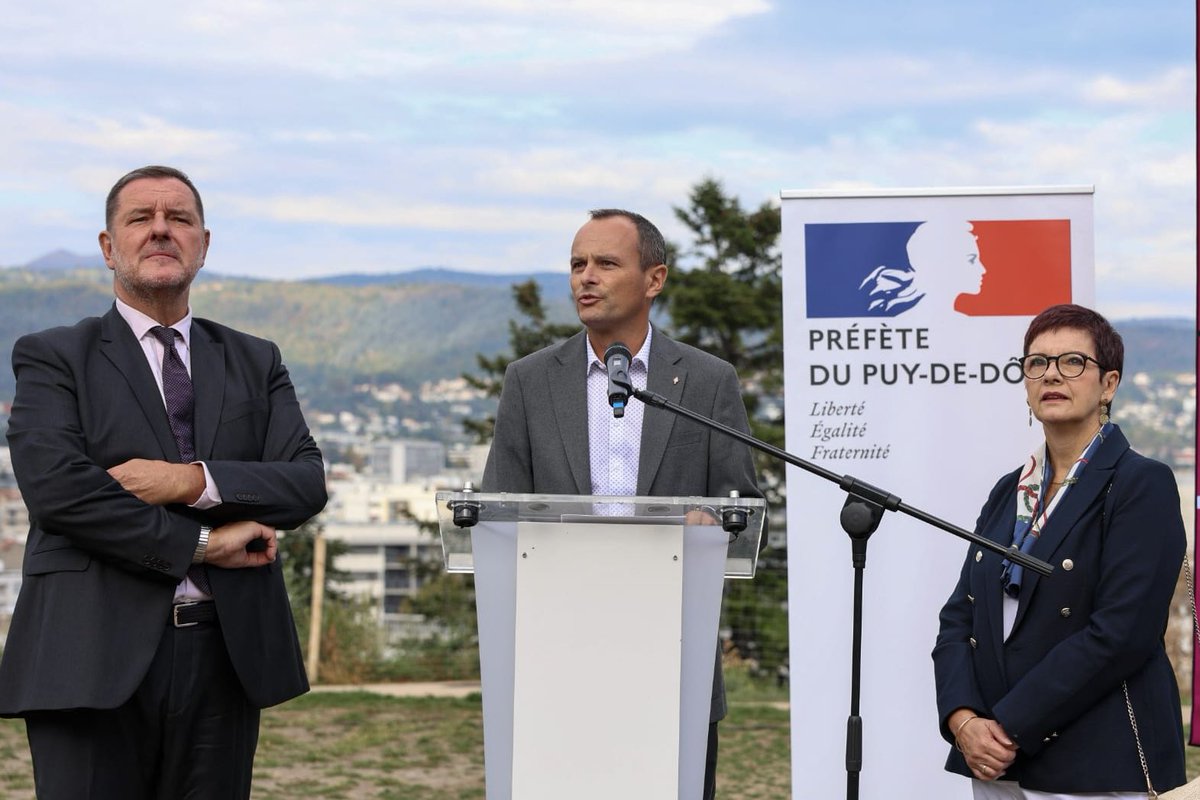 JulienBony's tweet photo. Inauguration du Parc de la Muraille. 
Le quartier St-Jacques se transforme mais n’oublie pas son histoire. Une plaque mémorielle rappelle l’histoire de Henry Andraud. La façade de béton laisse place à un trait d’union vert avec le centre-ville en offrant un magnifique belvédère. https://t.co/4iZDgoD8oN