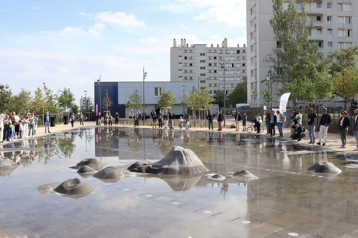 JulienBony's tweet photo. Inauguration du Parc de la Muraille. 
Le quartier St-Jacques se transforme mais n’oublie pas son histoire. Une plaque mémorielle rappelle l’histoire de Henry Andraud. La façade de béton laisse place à un trait d’union vert avec le centre-ville en offrant un magnifique belvédère. https://t.co/4iZDgoD8oN