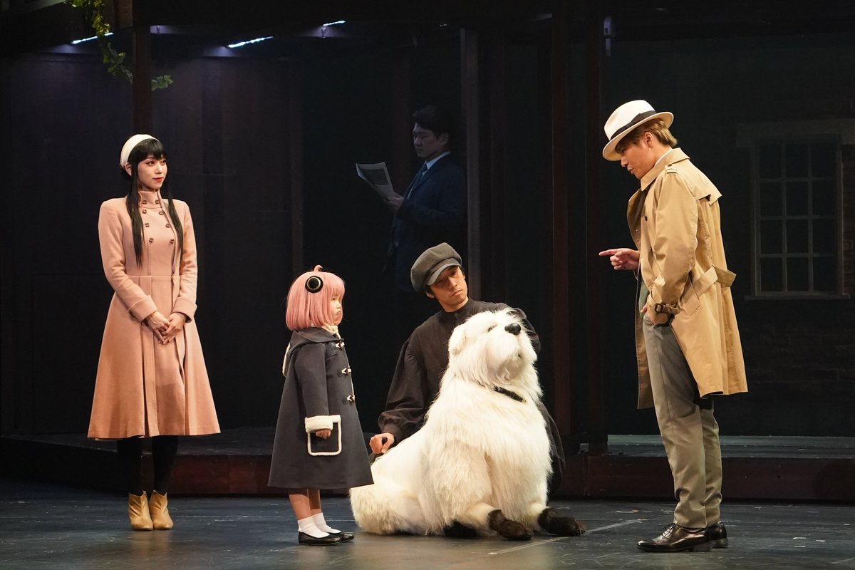 spyfamily_stage's tweet photo. ミュージカル
『SPY×FAMILY ２ 爆弾犬篇＆豪華客船篇』🐶🚢

🗼東京建物Brillia HALL にて絶賛上演中❗️

📅本日10/4(日)の公演
⏰12:30開演の部
⏰17:45開演の部

本公演開幕記念
来場者全員プレゼント最終日🎁
ご来場をお待ちしております✨

✅作品HP
https://t.co/XnZzqIrKWQ

📺Official Trailer
https://t.co/kV6CjFPdf0

製作：東宝 ©遠藤達哉／ミックスグリーン・東宝
#ミュージカルSPY