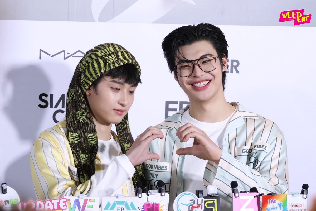 lnwhmu's tweet photo. กูเอ็นดูซีนนี้มาก นักข่าวถามว่า อฟชแล้วทำหัวใจได้มั้ยลูก 555555555555555555 https://t.co/8hJP4o95af