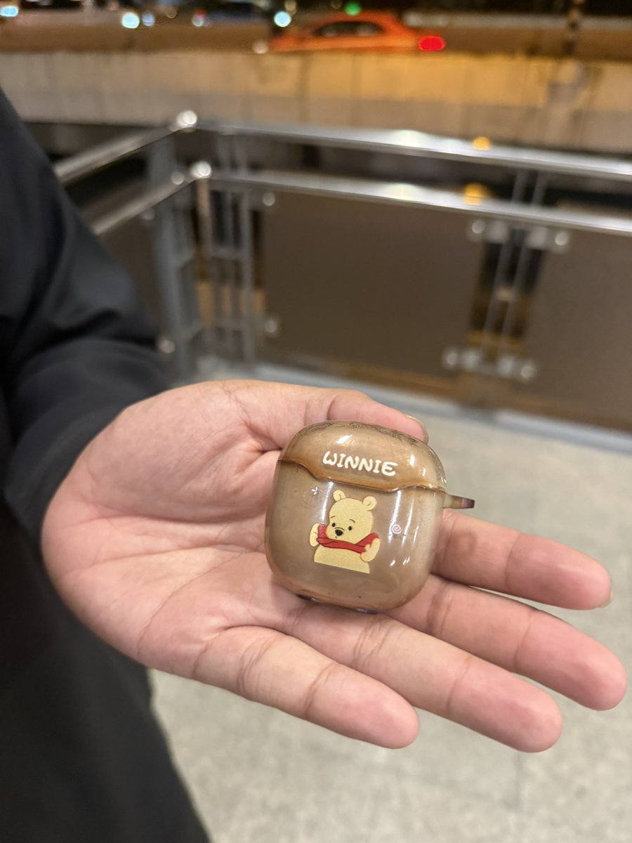 pajinko95's tweet photo. เจอ airpods รถไฟฟ้าสายสีชมพู ของใครทำตกไว้ เราฝากสถานีที่คุณทำตกแล้วนะคะ แจ้งสถานีได้เลย ต้องแท็กว่าไงอะ555555 ลองลง เผื่อฟลุ๊คเจ้าของมาเจอ https://t.co/LQvmtO2pWo