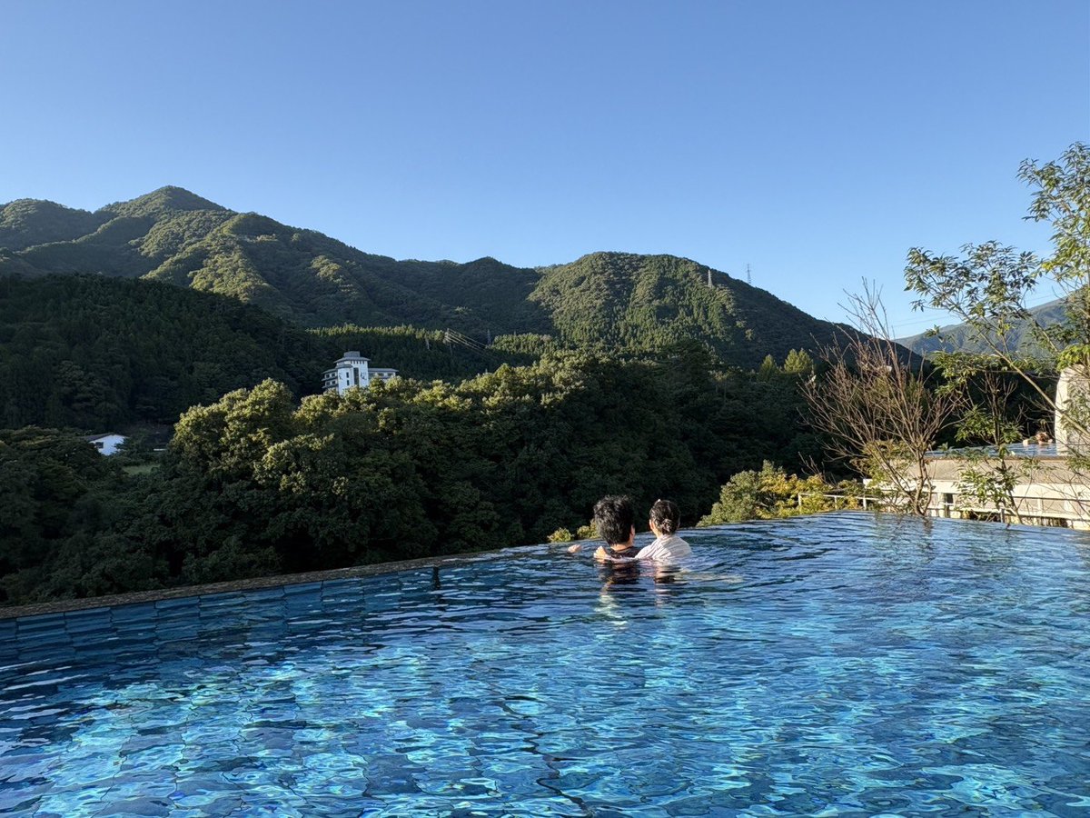 takuya8_24's tweet photo. 旅行楽しかったなー。屋外温水プール気持ちいい https://t.co/hjrsU6ucFd