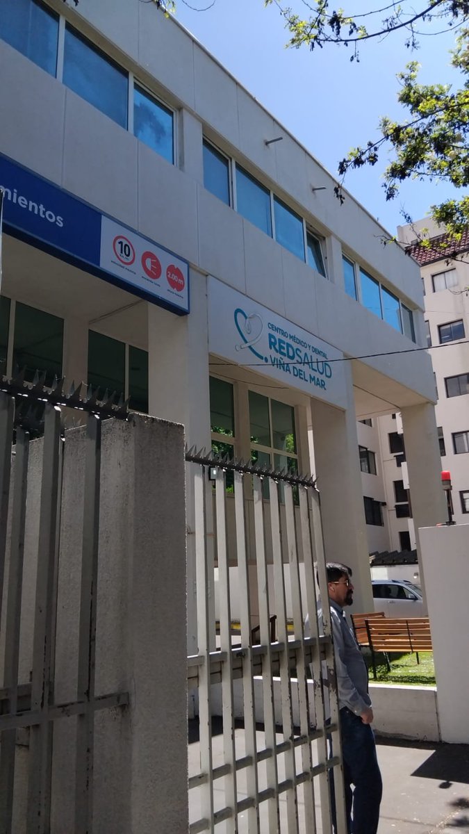 lmuroicemanvalp's tweet photo. Sñrs RedSalud viña son unos incompetentes mi madre como se ve en la foto con movilidad reducida la hicieron bajar al subte del estacionamiento para salir a la calle por qué según el jetón que después apareció fumando en la puerta principal no estaban las llaves
@RedSaludCChC https://t.co/DPxc4Hc3pH