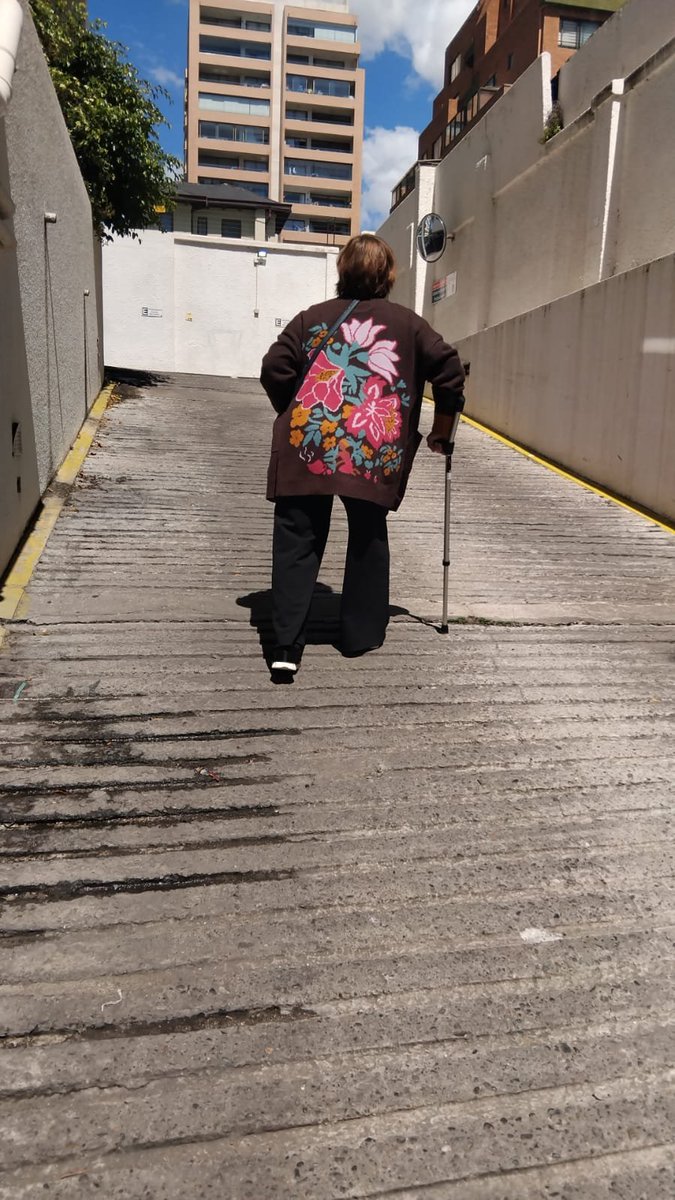 lmuroicemanvalp's tweet photo. Sñrs RedSalud viña son unos incompetentes mi madre como se ve en la foto con movilidad reducida la hicieron bajar al subte del estacionamiento para salir a la calle por qué según el jetón que después apareció fumando en la puerta principal no estaban las llaves
@RedSaludCChC https://t.co/DPxc4Hc3pH