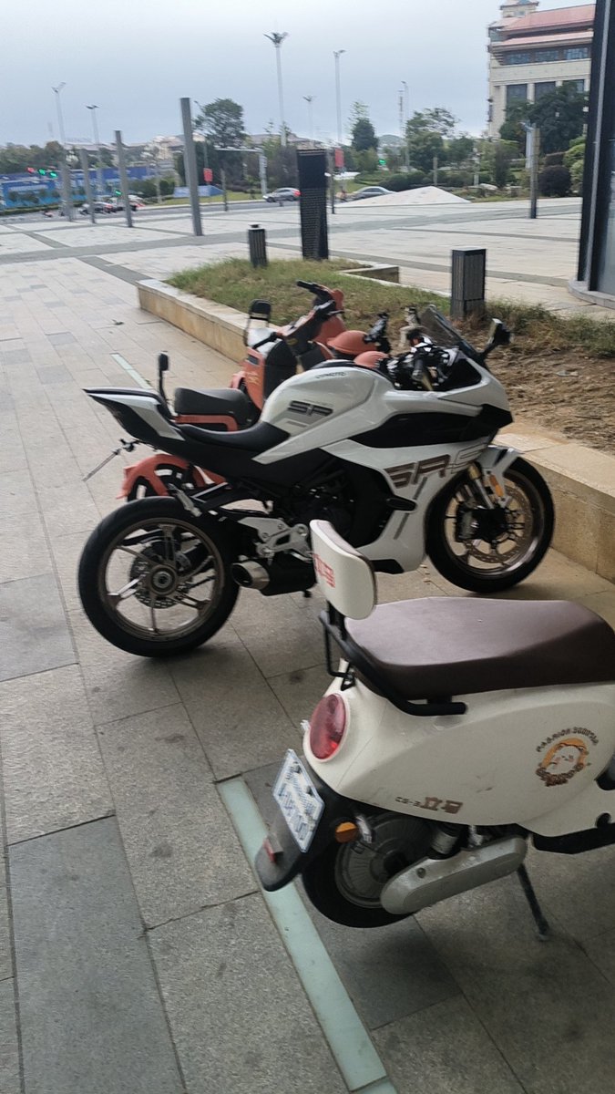 040718jz's tweet photo. 如果有人在拥有大鸡巴的同时还爱我，并且愿意送我一辆机车的话，那我愿意让他入股🥵
#男主播 #机车侠 #大屌男大 #丰乳肥臀 #野裸暴露 #体毛多毛 https://t.co/gSwN4Y3jV8