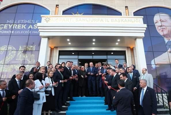 bybekirbozdag's tweet photo. 📍Şanlıurfa

Cumhurbaşkanımız ve Ak Parti Genel Başkanımız Sayın Recep Tayyip Erdoğan tarafından, AK Parti’mizin Şanlıurfa İl Başkanlığı yeni binamız bugün törenle açıldı.

 Şanlıurfa İl Başkanlığı yeni binamızın hayırlı ve uğurlu olmasını temenni ediyor, açılışına bizzat katılan Cumhurbaşkanımız ve Genel Başkanımız Sayın Recep Tayyip Erdoğan başta olmak üzere, bakanlarımıza, genel başkan yardımcılarımıza ve milletvekillerimiz ile teşkilat mensuplarımıza şükranlarımızı sunuyoruz.