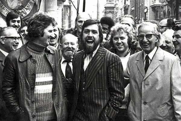 craigwhitefanc1's tweet photo. On this day, 3 October 1973, the trial began of now-famous actor Ricky Tomlinson, then a plasterer, with five other building workers for their role in a national builders' strike the previous year.
Refusing to testify against other workers, they were convicted of "conspiracy to intimidate" under a 19th-century law which had not been used in 98 years.
Tomlinson was jailed for two years, most of it spent in solitary confinement due to his refusal to wear prison uniforms on the grounds of it branding him a criminal.
He became a socialist inside after being given a copy of The Ragged Trousered Philanthropists.
