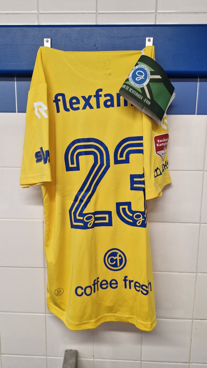 DeGraafschap's tweet photo. De KNVB vond onze tenues teveel op die van FC Eindhoven lijken, daarom vanavond weer eenmalig in het gele uitwijktenue.
Mark Diemers is toegevoegd aan de groep met vice-aanvoerders en draagt vanavond de band.
#fcegra https://t.co/QuXzgYN3lD