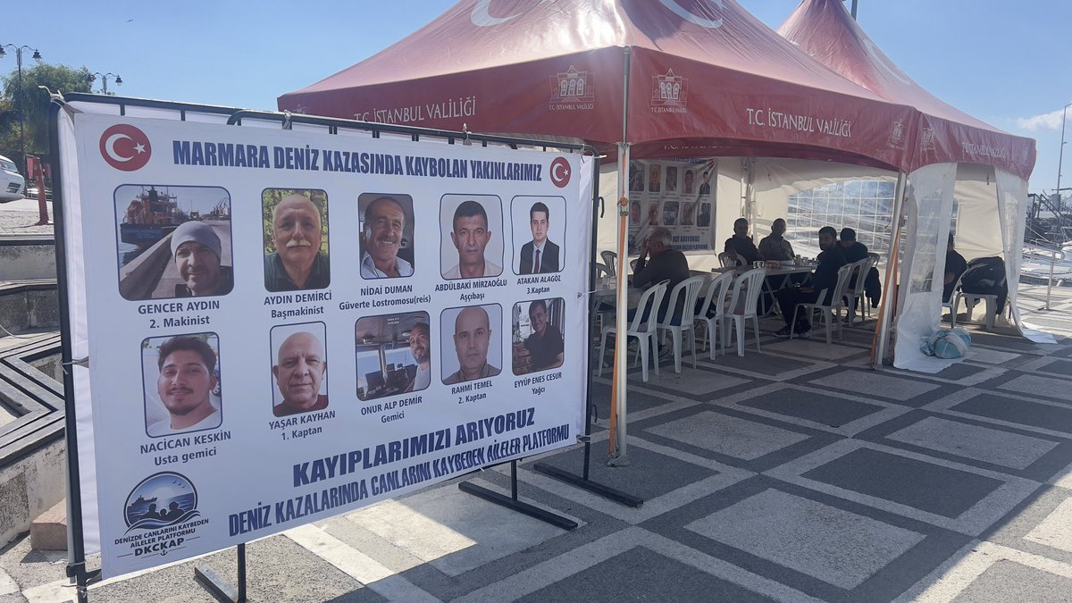 recai46e774e471's tweet photo. Silivri’de aileler bekliyor. Sevdiklerine ulaşabilmek ve onları son kez bağırlarına basabilmek istiyorlar. Gerekli teknik çalışma gecikmeden değerlendirilsin. #DokuzDenizciyeSesOl @UABakanligi @a_uraloglu @TC_icisleri https://t.co/0ewmdlUxcC