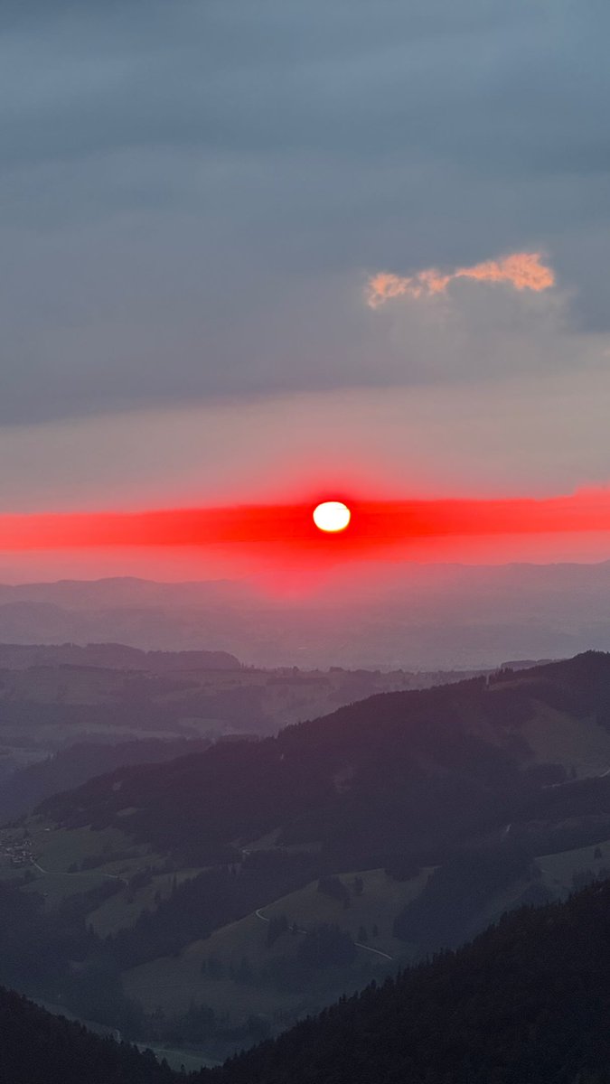 xtina1805's tweet photo. Wo die Sonne hinter den Bergen verschwindet, werden Sorgen zu Stille und ein Moment zu einem kleinen bisschen Magie. @ostler_huette https://t.co/mRZ1Ergzl0