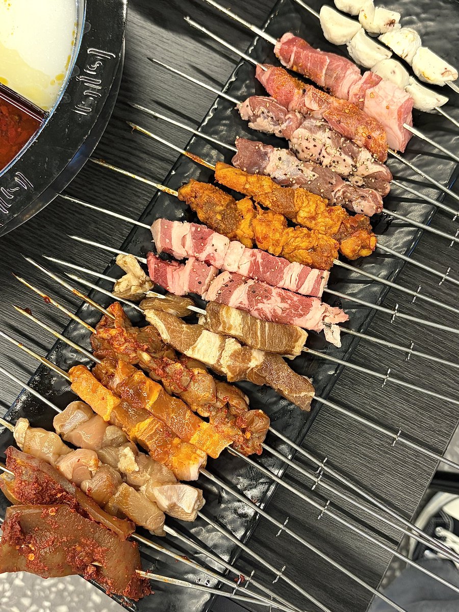 eunsangmukja's tweet photo. 저 3주만에 대전 왓어요 .. 🥰🥰🥰

여기는 한궁양꼬치훠궈 라는 곳인데
양꼬치 + 훠궈 무한리필에 23800원임.. 훌륭하죠 https://t.co/XUg5frGKFk