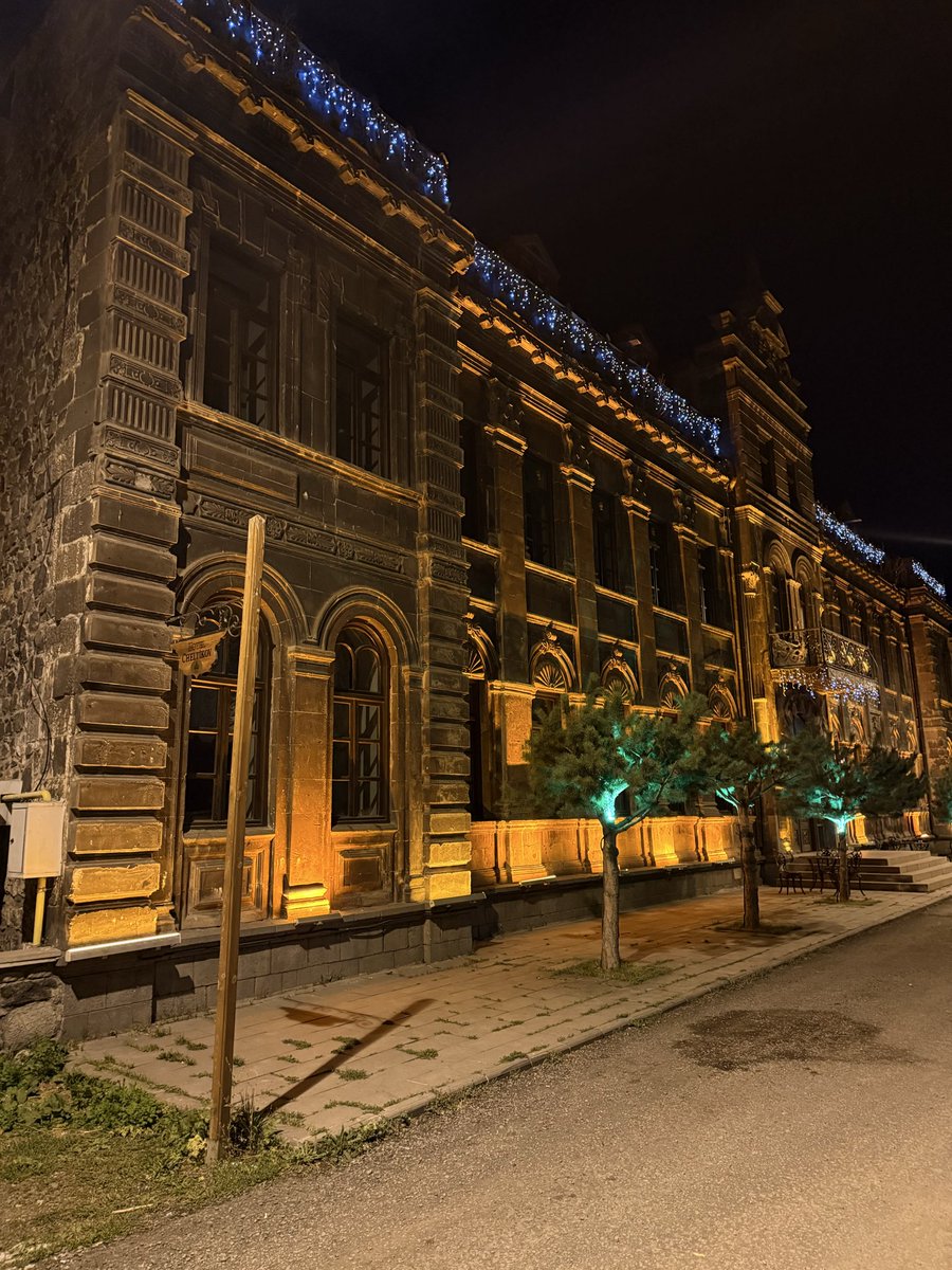 sencelalde's tweet photo. Gördüğünüz yapılar Ruslar tarafından yapılıp bize hediye edilmiş. Soğuğu yüzünde, hikâyesi sokaklarında.( Kars ) https://t.co/JukAvYeeJd