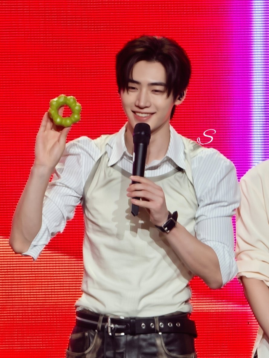 hooniebaekgu's tweet photo. Look at my matcha mochi hoon 💚 #sunghoon https://t.co/sAIdQHCBXM
