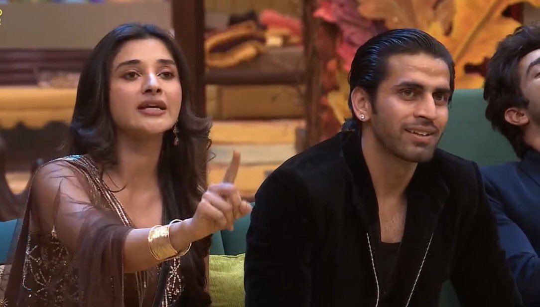 iamishvichoudha's tweet photo. #KanikaMann bjaoed mahi didi left right center 😂😂
#BiggBoss20 https://t.co/qzJkxghD4u