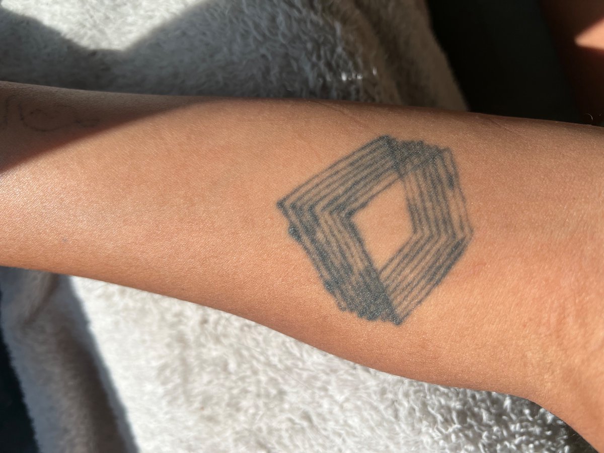 EruRodriguz's tweet photo. cuando le prestas tu brazo a tu amigo que está aprendiendo a tatuar #TDA https://t.co/DBAzOkkUy1