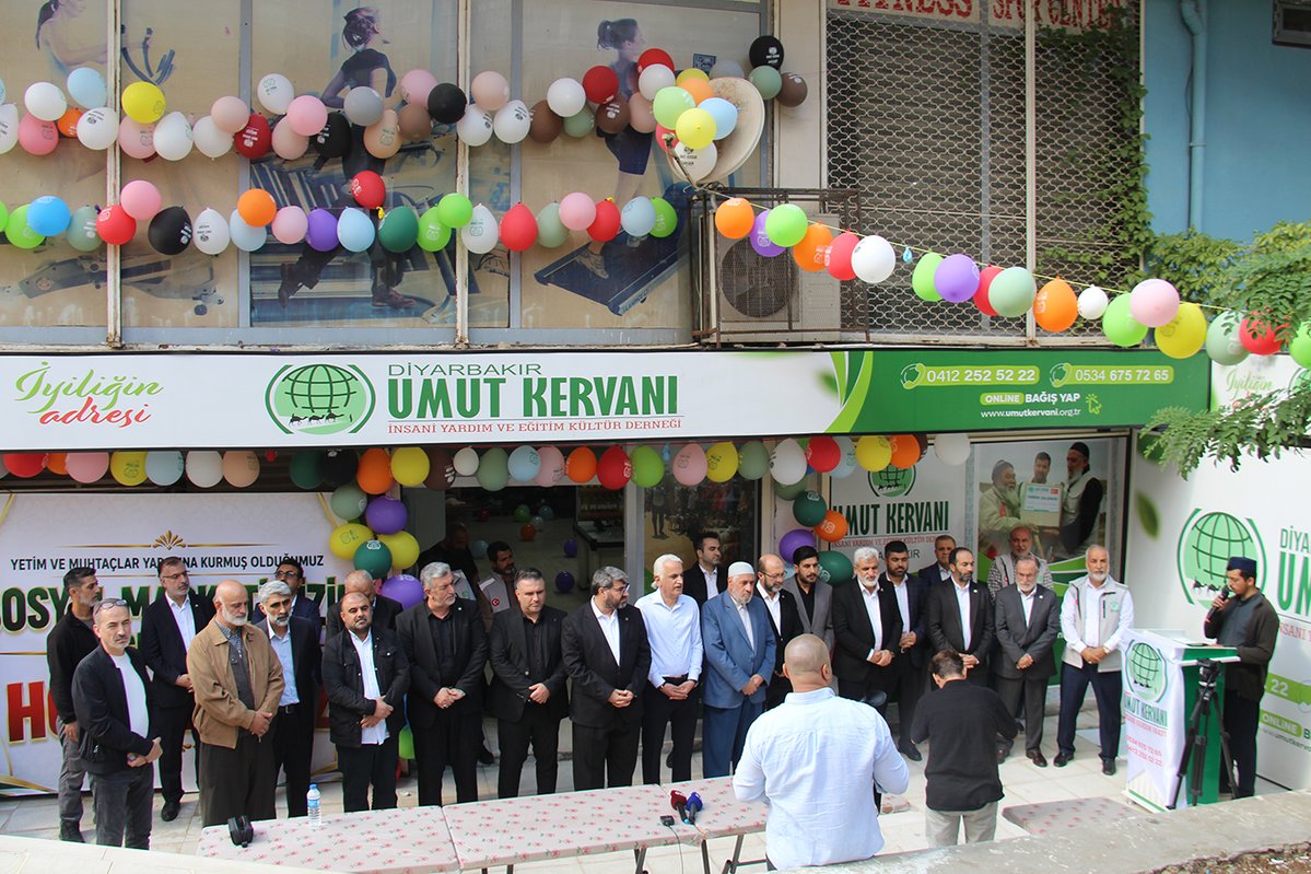 Habernasonline's tweet photo. Umut Kervanı Diyarbakır'da sosyal market açtı https://t.co/3bqk6YYHBW https://t.co/OpKO7uTkPO