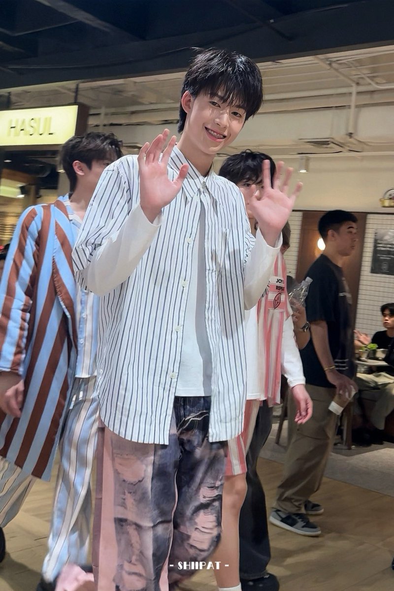 ShiiPat's tweet photo. มัสมัส กะ น้องก้อง ใส่ชุดขาวหรอเนี่ย 
น้องน่ารักจังค้าบ 🤭 

#thomaskong https://t.co/qVtwMd2tvp