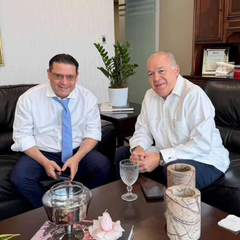 SanzLovaton's tweet photo. Arrancando el sábado temprano con mi hermano @pedrourrutiard, director de la @DGii, conversando sobre cómo impulsar los emprendimientos y regular el comercio. Más competencia leal y más trabajo. ¡Vamos! https://t.co/uj9yp8hZOE