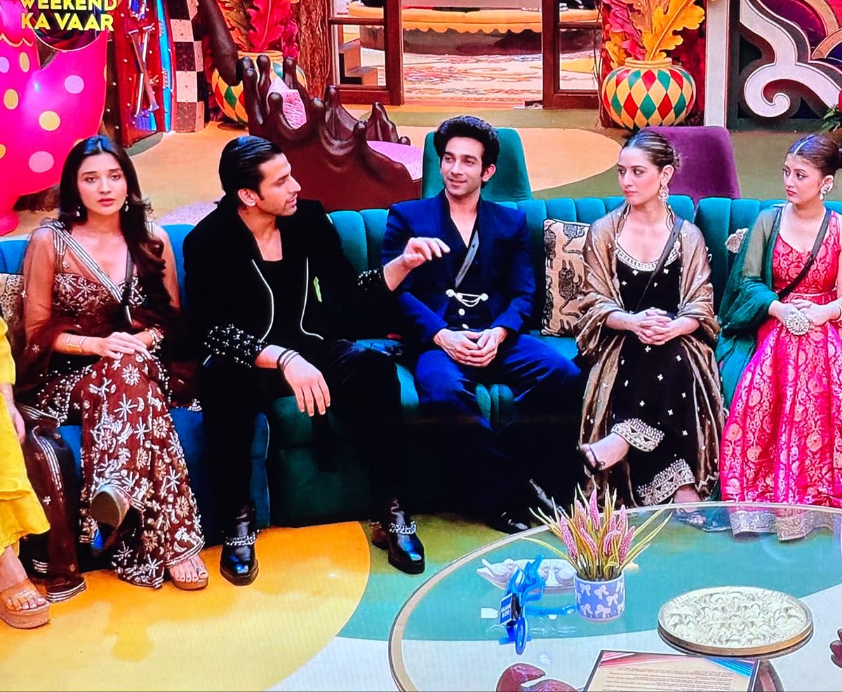 RajmaChaawalOG's tweet photo. KANIKA RIGHTLY POINTED OUT MAHI’s DOUBLE STANDARDS

This Mahi is so fake and giving naagin vibes, even her own group is now understanding her double game.
What are your views on this? https://t.co/4nIJBSVALP