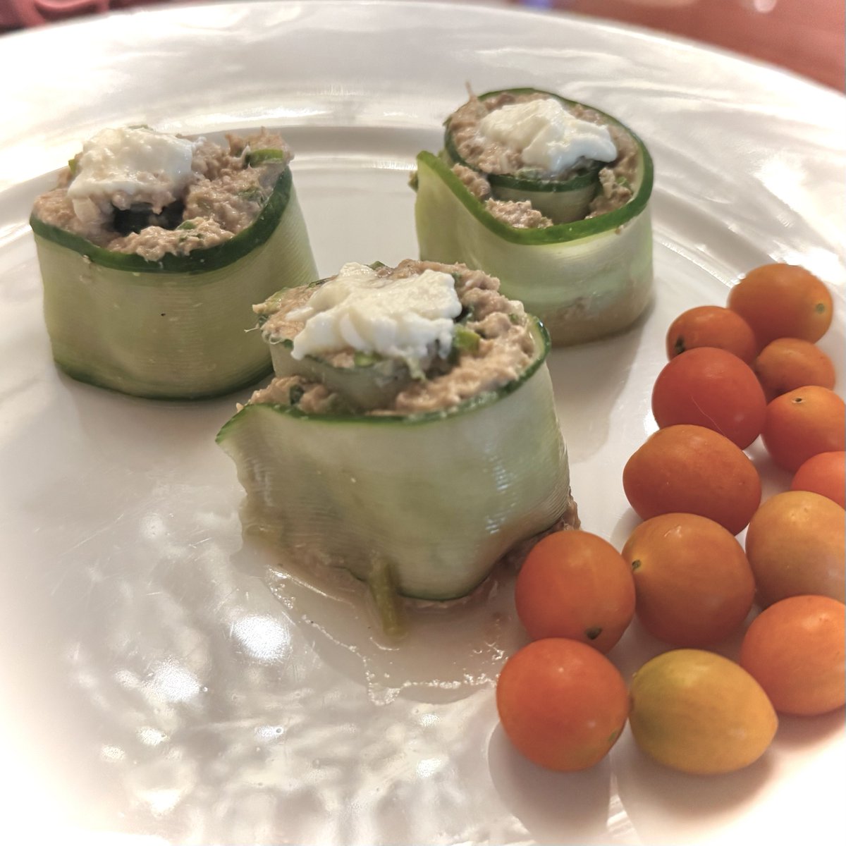 cllrbns's tweet photo. lunch 𓂃⋆.˚
cucumber rolls with tuna, light cream cheese &amp; cherry tomatoes ( ⸝⸝´ ᵕ `⸝⸝)

83c | 11.3p https://t.co/CQNAcMXBm9