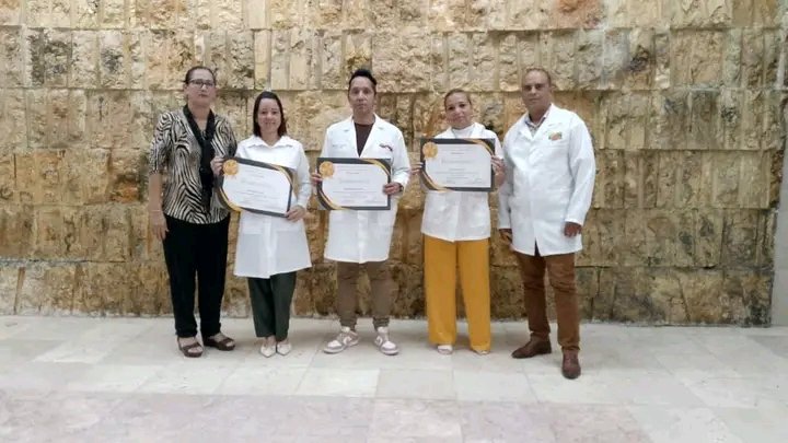 SNTSCuba's tweet photo. Desde #Granma el reconocimiento a los odontólogos en su dia! Muchas felicidades! #CubaPorLaVida https://t.co/fwOchj6gUc
