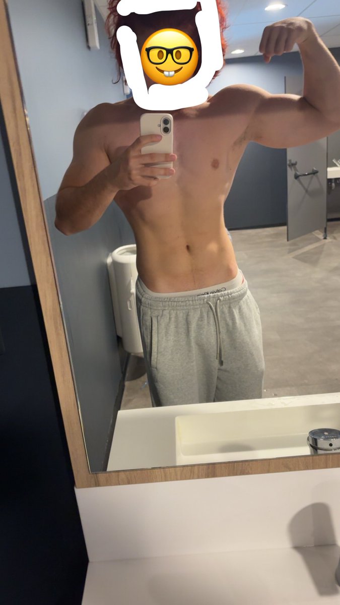 jojofans_000's tweet photo. J’ai l’impression de m’être bien affiner au niveau d’la taille et d’avoir pris un peu de biceps

Aussi j’ai battu mon record de rep à 100 kg au dc : 18 reps à 100kg( jsp mon max ça fait qlq moi j’ai pas f)

Je reviendrais dans qlq semaine 

( jpense pas avoir bouger en poids ) https://t.co/CG34u7lVUF