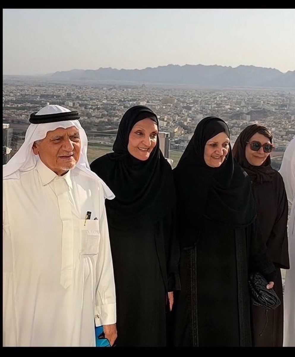 plzdontbein's tweet photo. #٢٠٣٠_بلا_نقاب3 مانبغى نصير مثل الاجنبيات 
نبغى مثل اميرات ال سعود https://t.co/QDsVFHgPBi