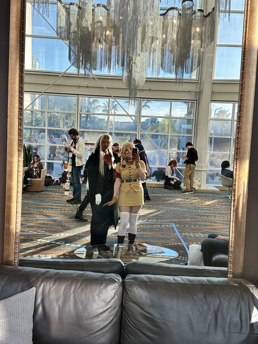 radiojelly's tweet photo. I miss cosplaying Seras and Integra🥹 https://t.co/jBZepB83Rz