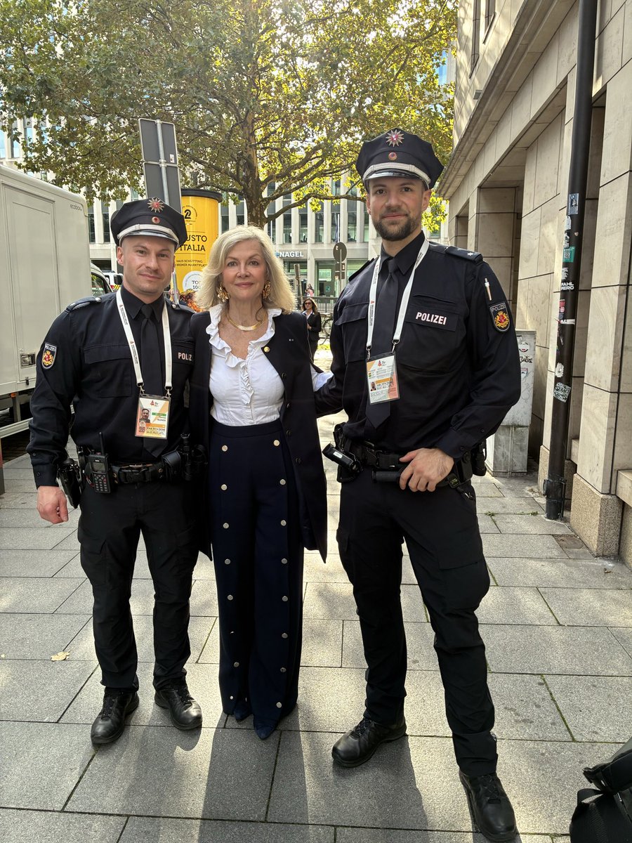 AmbVWD's tweet photo. Vielen Dank an @bremen_de für eine sehr schöne, gut organisierte #TagderDeutschenEinheit Feier. Das Bremer Motto „Viele Stärken - ein Land” in diesen Zeiten besonders passend. Eine starke, wichtige Rede des #Bundespräsidenten ! 👏🏻 https://t.co/u6W2MoH8Zw