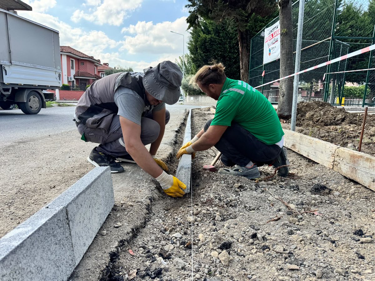 serdivanbld's tweet photo. Serdivan bizim için çok şey ifade eder.

Yollar, kaldırımlar, parklar, oyun alanları…
Hayatın nabzı bize göre burada atar.

Hafta sonu da çalışmalar devam eder.

Kolaylıklar arkadaşlar… 👏

#SerdivandaHayatHiçBitmez https://t.co/SfGyuO8Swx