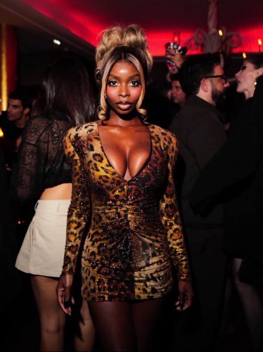 blazebuzzzzz's tweet photo. olandria looked so gorgeous and this party omg everyone was there!! she was born to be a star henni <3

OLANDRIA AT PFW SS27
#OlandriaxPFWSS27 https://t.co/iua1dg1pro