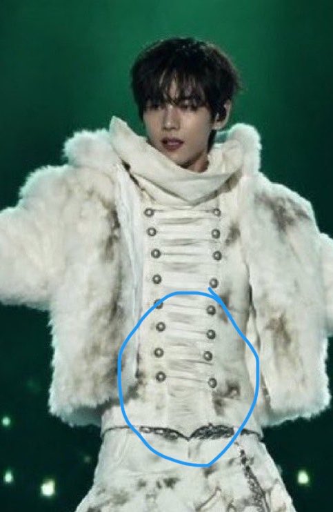 vientaege's tweet photo. nyadar gak, baju taehyung di patung tuh bagian perutnya lebih lebar (lihat jarak kancingnya) terus pas dipake tae harus dikecilin lagi bagian perutnya karena perut &amp; pinggangnya seramping itu 😍 https://t.co/tb2EOcOsn9