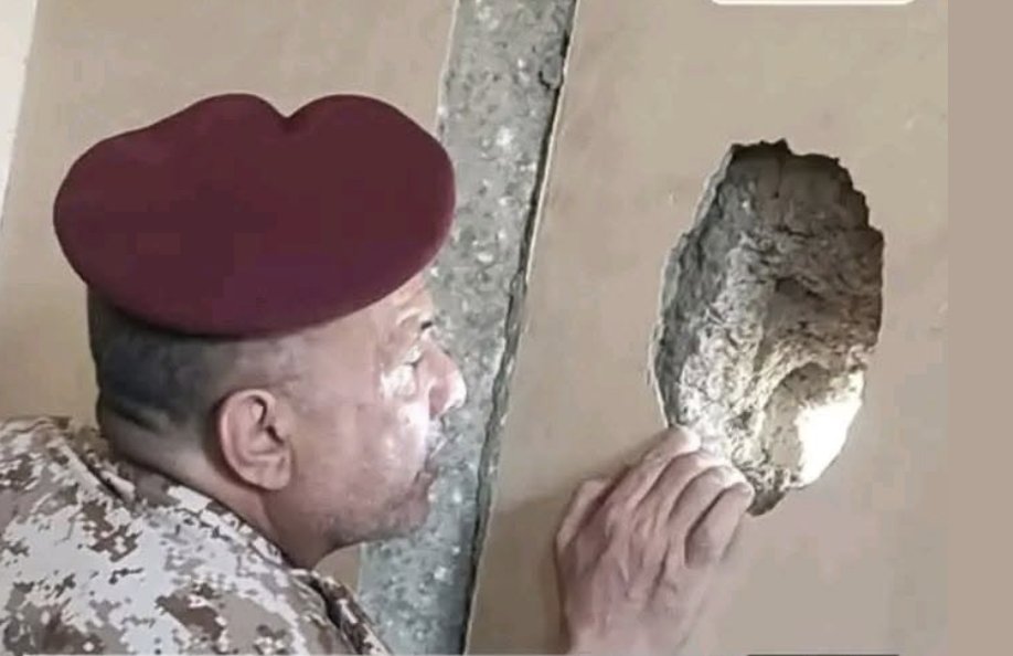 Abotaleb_H's tweet photo. قائد محور تعز من حكومة العليمي ..
 يسمع اصوات الرصاص يقترب https://t.co/PoAgVGmD9F