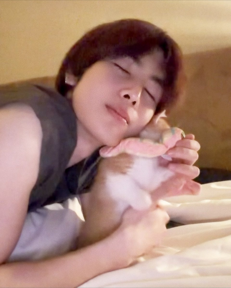emilie_LovesPS's tweet photo. "he's the place to rest my eyes on " YES who wouldn't if gets the chance.....😭😭😭 https://t.co/2E9eqJYIjL