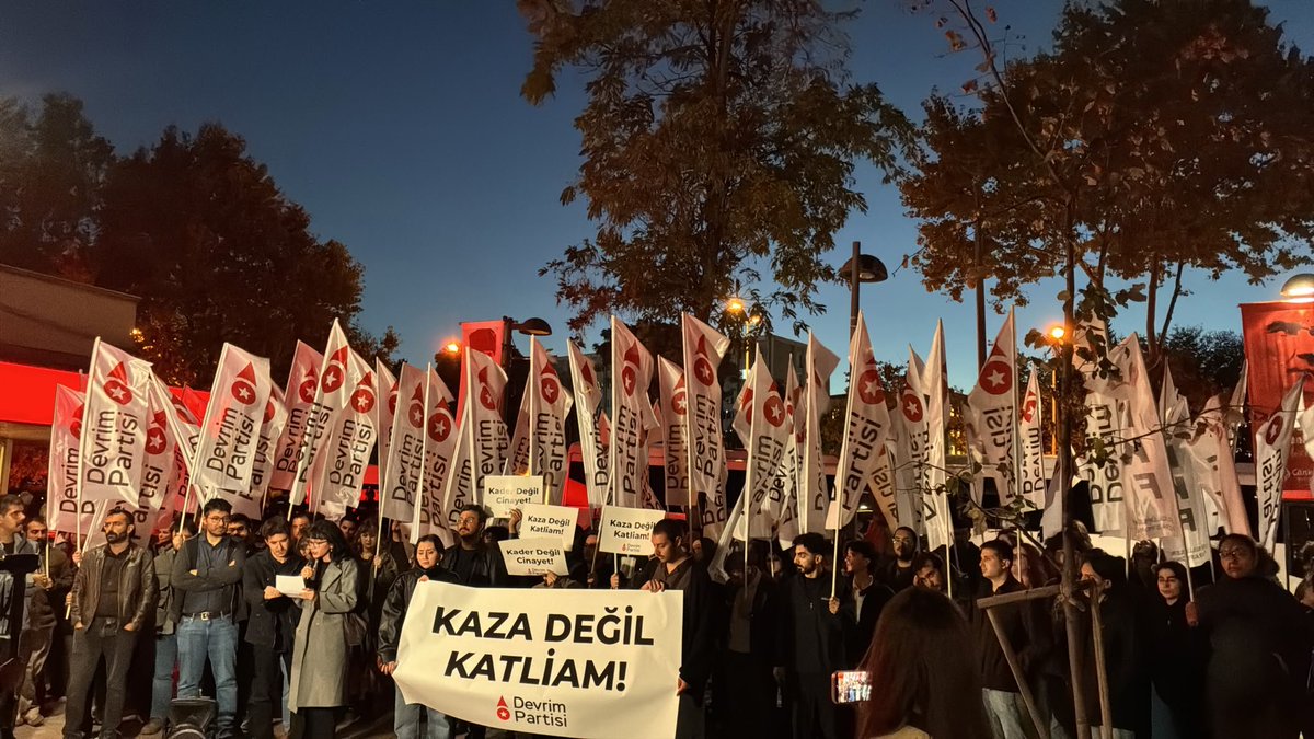 Devrim_Partisi's tweet photo. Maden katliamlarına karşı Ankara'da Madenci Anıtı önünde toplandık. Başta iktidar olmak üzere tüm sorumlular hesap verene, ülkemizin kaynaklarını yağmalayan ve işçileri güvencesizliğe ve ölüme mahkum eden bu düzen son bulana kadar mücadelemizi sürdüreceğiz.

Açıklamamızın tamamı:

Soma’da meydana gelen göçükte 5 işçinin hayatını kaybetmesinin ardından, dün de Zonguldak’ta ruhsatsız olarak çalıştırılan bir maden ocağında 1 işçi hayatını kaybetti.
İktidar ve patronlar tarafından “kaza”, “fıtrat” olarak adlandırılan bu ölümler açıkça cinayettir. Emekçiler gün geçtikçe daha zor koşullarda, daha düşük ücretlerle çalışırken bu düzende paylarına daha fazla açlık, daha fazla yoksulluk ve daha fazla ölüm düşmektedir.

Soma’da meydana gelen göçükte bir kez daha görüldüğü üzere, patronlar gücünü iktidardan alıyor. Maden ocağını işleten İmbat Madencilik şirketinde daha önce de iş cinayetleri yaşanmasına rağmen madencilik faaliyetlerine devam edilmiş, bununla da yetinilmeyerek kamu kaynaklarından yararlanılarak 2,5 milyar TL’lik avantaj sağlanmıştır. Şirket hakkında zamanında verilen gensorular ise iktidar milletvekillerinin oylarıyla reddedilmiştir.

Soma’da 301 madencinin katledildiği facianın ardından dahi gerekli önlemleri almayan, işçilerin ağır ve güvencesiz koşullarda çalışmasına göz yuman, patronları her koşulda koruyan ve ülkemizin kaynaklarını yerli ve yabancı şirketlere peşkeş çeken AKP iktidarı, bu ölümlerin birinci derecede sorumlusudur.

Yıllardır ülkemiz kaynaklarının talan edilmesinin önünü açan, her fırsatta işçi grevlerini yasaklayan, işçileri örgütsüzlüğe iten, patronların kuralsızca hareket etmesine imkân sağlayan iktidar, ülkedeki her şeyin olduğu gibi işçi ölümlerinin de sorumlusudur.

İngiliz Mehmet eliyle işçilerin kazanılmış tüm haklarına saldıran, emekçileri açlığa ve yoksulluğa mahkûm ederken borsa manipülasyonlarıyla bakanlarını ve aile yakınlarını zengin eden iktidar, emekçilerin yoksullaşmasının sorumlusudur.

Başta iktidar olmak üzere tüm sorumlular hesap verene, ülkemizin kaynaklarını yağmalayan ve işçileri güvencesizliğe ve ölüme mahkum eden bu düzen son bulana kadar mücadelemizi sürdüreceğiz.