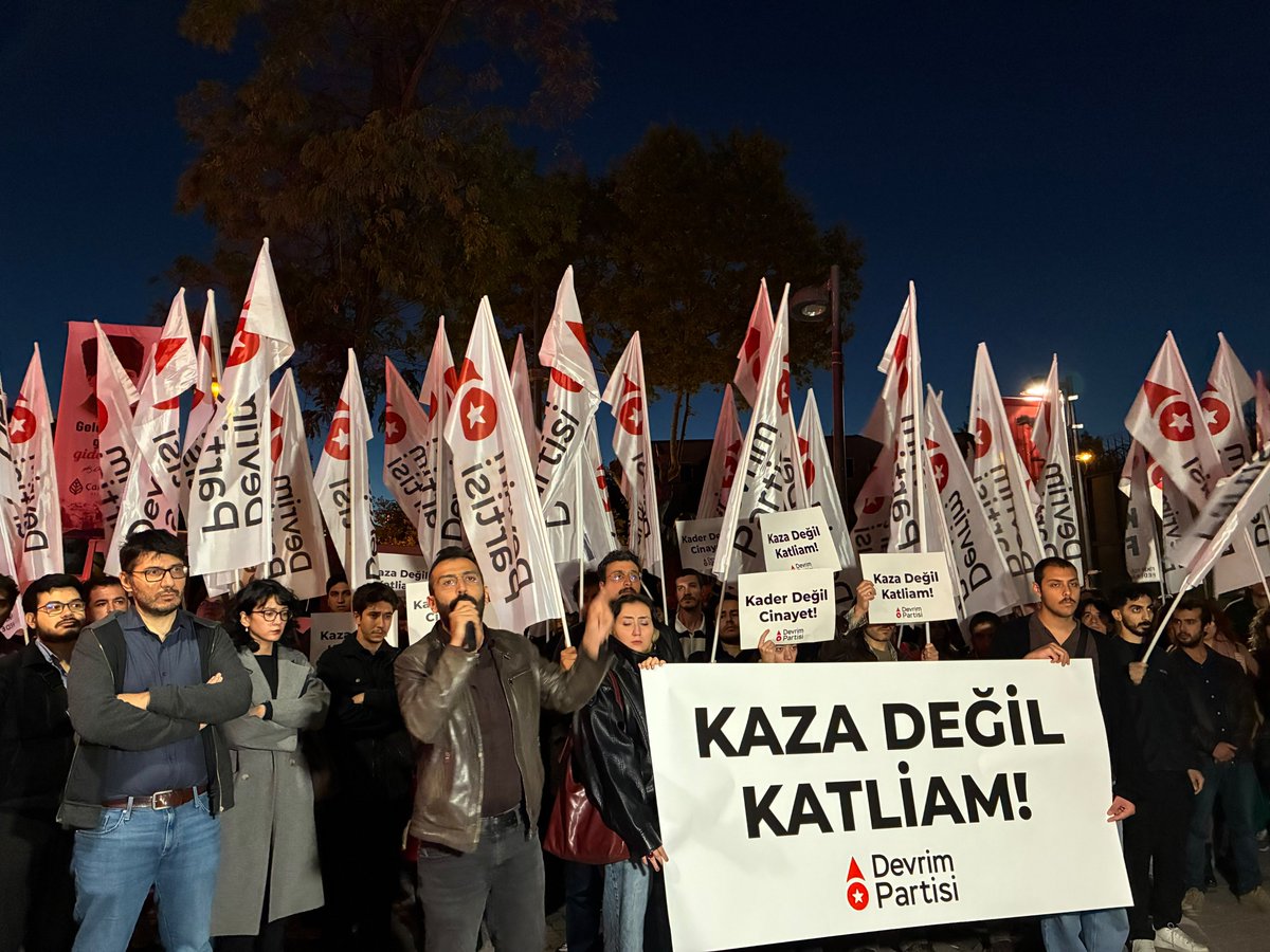 Devrim_Partisi's tweet photo. Maden katliamlarına karşı Ankara'da Madenci Anıtı önünde toplandık. Başta iktidar olmak üzere tüm sorumlular hesap verene, ülkemizin kaynaklarını yağmalayan ve işçileri güvencesizliğe ve ölüme mahkum eden bu düzen son bulana kadar mücadelemizi sürdüreceğiz.

Açıklamamızın tamamı:

Soma’da meydana gelen göçükte 5 işçinin hayatını kaybetmesinin ardından, dün de Zonguldak’ta ruhsatsız olarak çalıştırılan bir maden ocağında 1 işçi hayatını kaybetti.
İktidar ve patronlar tarafından “kaza”, “fıtrat” olarak adlandırılan bu ölümler açıkça cinayettir. Emekçiler gün geçtikçe daha zor koşullarda, daha düşük ücretlerle çalışırken bu düzende paylarına daha fazla açlık, daha fazla yoksulluk ve daha fazla ölüm düşmektedir.

Soma’da meydana gelen göçükte bir kez daha görüldüğü üzere, patronlar gücünü iktidardan alıyor. Maden ocağını işleten İmbat Madencilik şirketinde daha önce de iş cinayetleri yaşanmasına rağmen madencilik faaliyetlerine devam edilmiş, bununla da yetinilmeyerek kamu kaynaklarından yararlanılarak 2,5 milyar TL’lik avantaj sağlanmıştır. Şirket hakkında zamanında verilen gensorular ise iktidar milletvekillerinin oylarıyla reddedilmiştir.

Soma’da 301 madencinin katledildiği facianın ardından dahi gerekli önlemleri almayan, işçilerin ağır ve güvencesiz koşullarda çalışmasına göz yuman, patronları her koşulda koruyan ve ülkemizin kaynaklarını yerli ve yabancı şirketlere peşkeş çeken AKP iktidarı, bu ölümlerin birinci derecede sorumlusudur.

Yıllardır ülkemiz kaynaklarının talan edilmesinin önünü açan, her fırsatta işçi grevlerini yasaklayan, işçileri örgütsüzlüğe iten, patronların kuralsızca hareket etmesine imkân sağlayan iktidar, ülkedeki her şeyin olduğu gibi işçi ölümlerinin de sorumlusudur.

İngiliz Mehmet eliyle işçilerin kazanılmış tüm haklarına saldıran, emekçileri açlığa ve yoksulluğa mahkûm ederken borsa manipülasyonlarıyla bakanlarını ve aile yakınlarını zengin eden iktidar, emekçilerin yoksullaşmasının sorumlusudur.

Başta iktidar olmak üzere tüm sorumlular hesap verene, ülkemizin kaynaklarını yağmalayan ve işçileri güvencesizliğe ve ölüme mahkum eden bu düzen son bulana kadar mücadelemizi sürdüreceğiz.