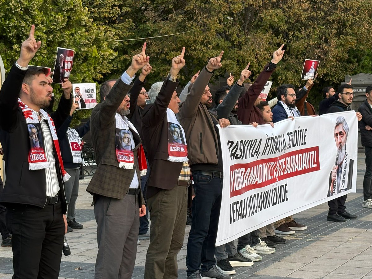 KayseriFur's tweet photo. Furkan hereketi zulmün karşısında her zaman duracak, haksızlıklara her zaman direnecek, dünyaya duyuracaktır. Bugün hocamız ve kardeşlerimizin özgürlüğü için Kayseri meydana hakkı duyurduk.
03.10.2026 https://t.co/9GVmq63UDk