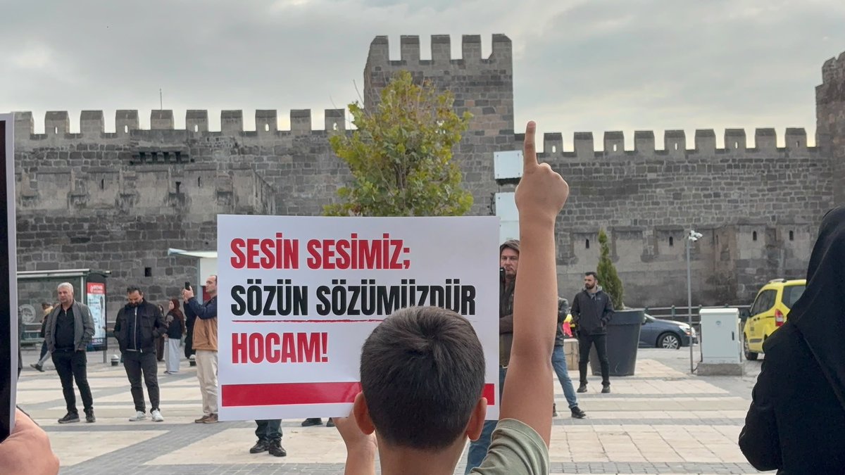 KayseriFur's tweet photo. Furkan hereketi zulmün karşısında her zaman duracak, haksızlıklara her zaman direnecek, dünyaya duyuracaktır. Bugün hocamız ve kardeşlerimizin özgürlüğü için Kayseri meydana hakkı duyurduk.
03.10.2026 https://t.co/9GVmq63UDk