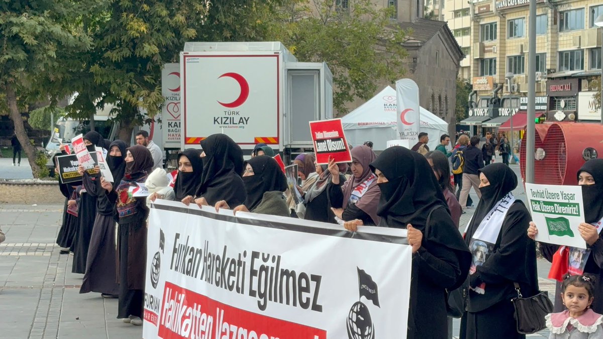 KayseriFur's tweet photo. Furkan hereketi zulmün karşısında her zaman duracak, haksızlıklara her zaman direnecek, dünyaya duyuracaktır. Bugün hocamız ve kardeşlerimizin özgürlüğü için Kayseri meydana hakkı duyurduk.
03.10.2026 https://t.co/9GVmq63UDk