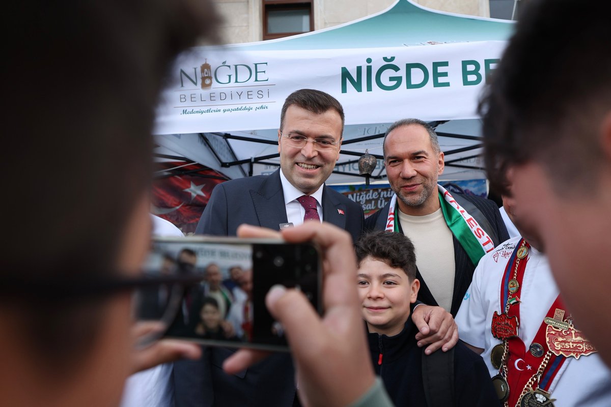 NedimAkmese's tweet photo. Niğde 6. Gastronomi Festivalimizin ikinci gününde stantlarımızı ziyaret ederek esnafımıza hayırlı işler diledik, vatandaşlarımızla festival coşkusunu paylaştık.

Kadim şehrimizin lezzetlerini ve kültürünü yaşattığımız “Niğde’nin En Lezzetli 10 Günü”nde tüm hemşehrilerimizi ve misafirlerimizi bu coşkuya ortak olmaya bekliyoruz.

#NiğdeGastronomiFestivali #Gastronomi
#TürkMutfağı
#EnLezzetli10Gün
#NiğdeSeniÇağırıyor