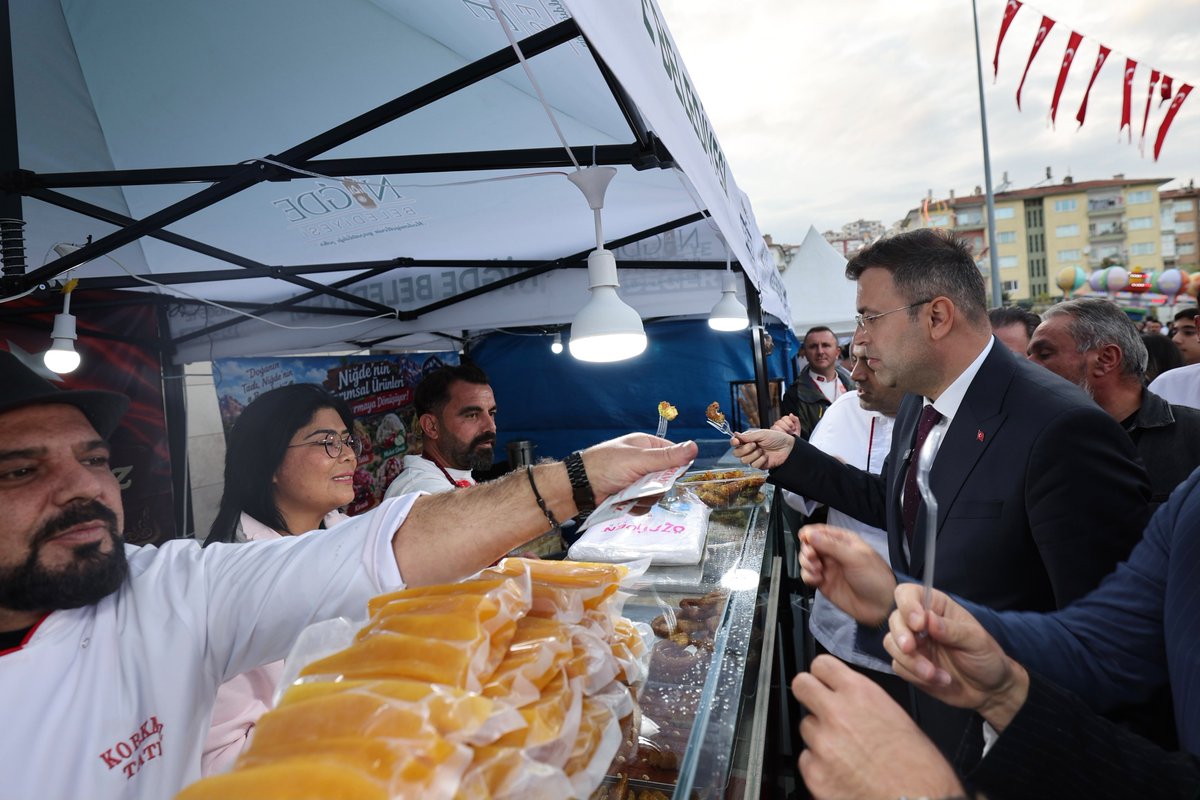 NedimAkmese's tweet photo. Niğde 6. Gastronomi Festivalimizin ikinci gününde stantlarımızı ziyaret ederek esnafımıza hayırlı işler diledik, vatandaşlarımızla festival coşkusunu paylaştık.

Kadim şehrimizin lezzetlerini ve kültürünü yaşattığımız “Niğde’nin En Lezzetli 10 Günü”nde tüm hemşehrilerimizi ve misafirlerimizi bu coşkuya ortak olmaya bekliyoruz.

#NiğdeGastronomiFestivali #Gastronomi
#TürkMutfağı
#EnLezzetli10Gün
#NiğdeSeniÇağırıyor