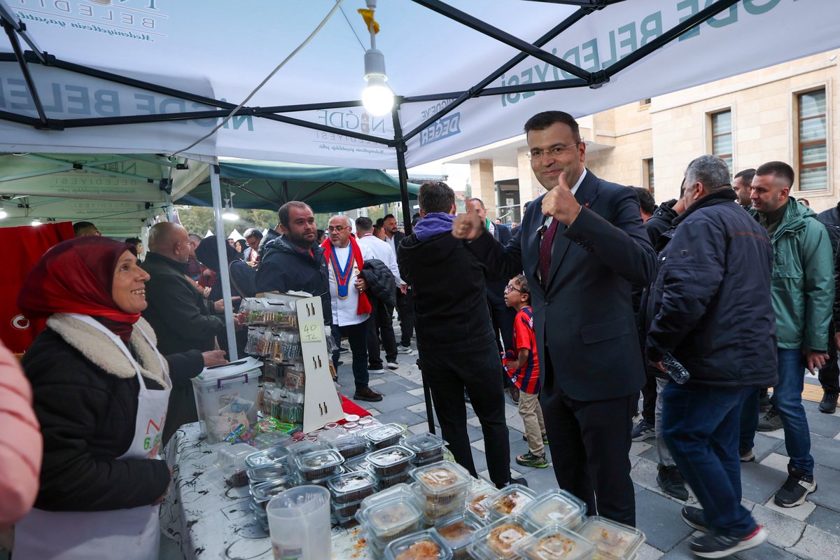 NedimAkmese's tweet photo. Niğde 6. Gastronomi Festivalimizin ikinci gününde stantlarımızı ziyaret ederek esnafımıza hayırlı işler diledik, vatandaşlarımızla festival coşkusunu paylaştık.

Kadim şehrimizin lezzetlerini ve kültürünü yaşattığımız “Niğde’nin En Lezzetli 10 Günü”nde tüm hemşehrilerimizi ve misafirlerimizi bu coşkuya ortak olmaya bekliyoruz.

#NiğdeGastronomiFestivali #Gastronomi
#TürkMutfağı
#EnLezzetli10Gün
#NiğdeSeniÇağırıyor