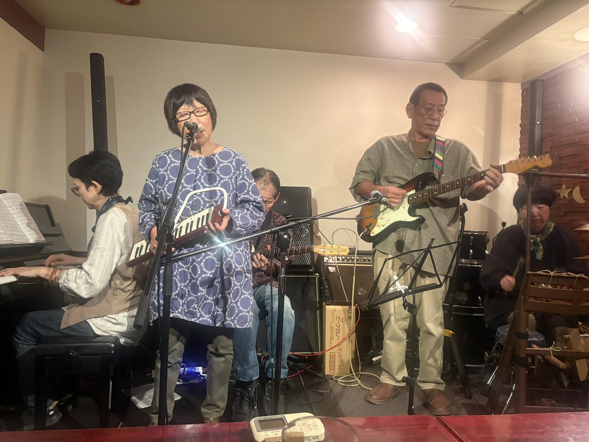 sb_curry's tweet photo. 荒野の鼓動のメンバーの演奏で聴く『鼓動』が毎度素晴らしくて、この音をずっと浴びていたくなる。各人のステージでもぐっとくる場面が何度か。
そしてひかりのうまに座っていられる幸せを感じながらライブを観ていた。
後方カウンターには何故だかいないはずのマルタさんの気配。 https://t.co/DCR6pdcPuO
