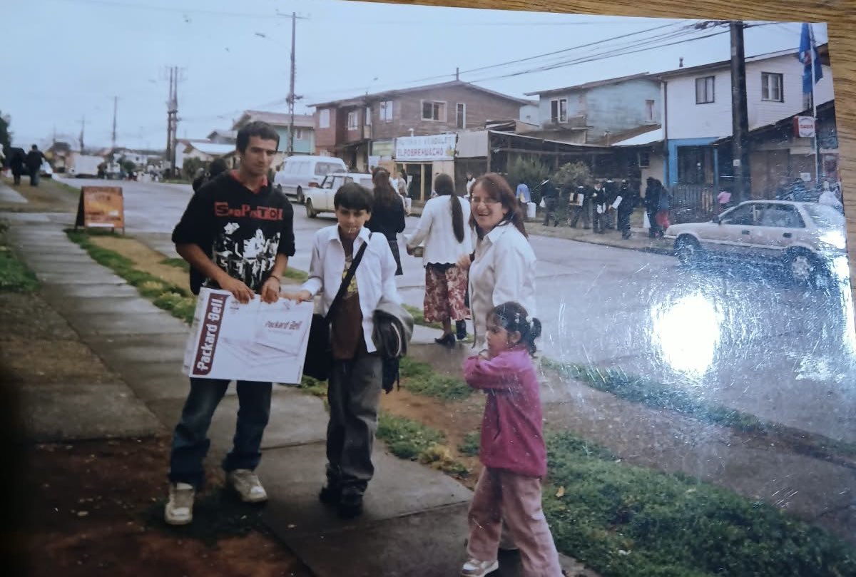 Pab_NavarroR's tweet photo. En mi familia no somos de sacarnos fotos, pero aún se conservan estas del 2009, cuando fui parte de la primera gen en recibir un computador del Estado, además de ser el primer PC que tuvimos como familia.

Que mis padres aún guarden estas imágenes es por algo, nos significó mucho https://t.co/HdCJtvr8KZ