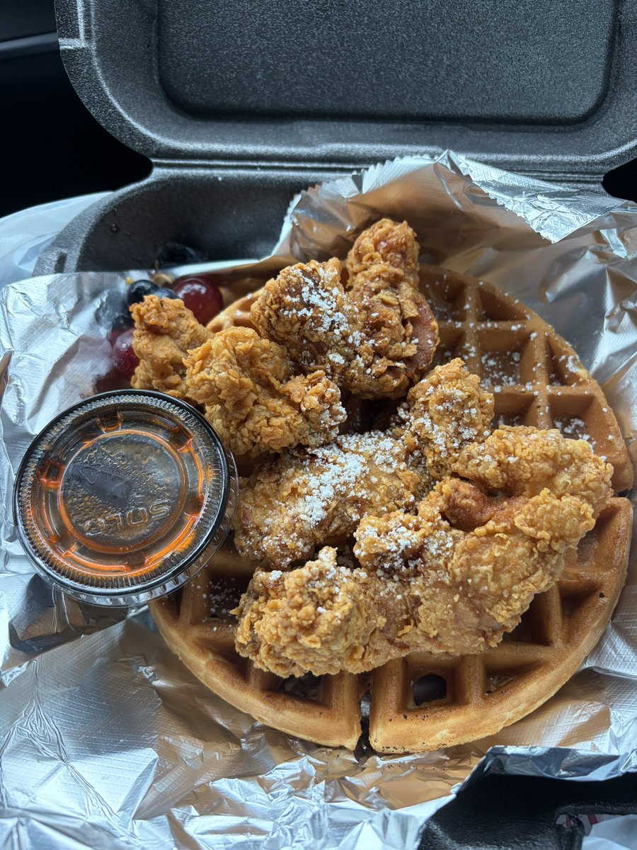 SkinnyInTheCity's tweet photo. We got our chicken, waffles, and sweet tea from Biscuits & Buns!!! 10/10 ๐ฅณ๐ฅณ #Uber #buyonegetonefree. https://t.co/94S5klcJqK