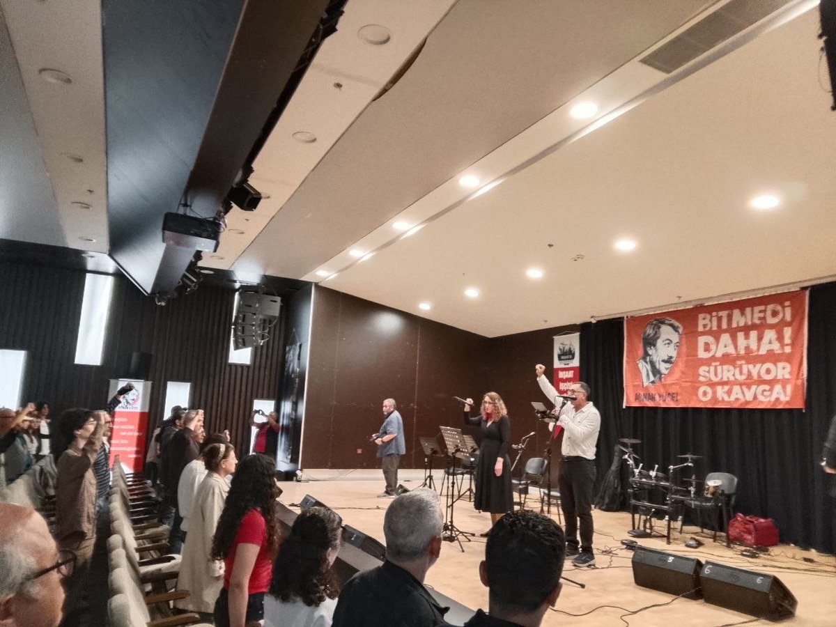 insaatsendika's tweet photo. İnşaat-İş ve Deri ve Kundura İşçileri Derneği olarak İzmir'de kavgamızın şairi Adnan Yücel'i anıyoruz. 

Etkinliğimiz iş cinayetlerinde katledilen sınıf kardeşlerimiz, sömürü düzeni e karşı mücadelede ölümsüzleşenlerimiz anısına saygı duruşuyla başladı https://t.co/PshA4bTUIR