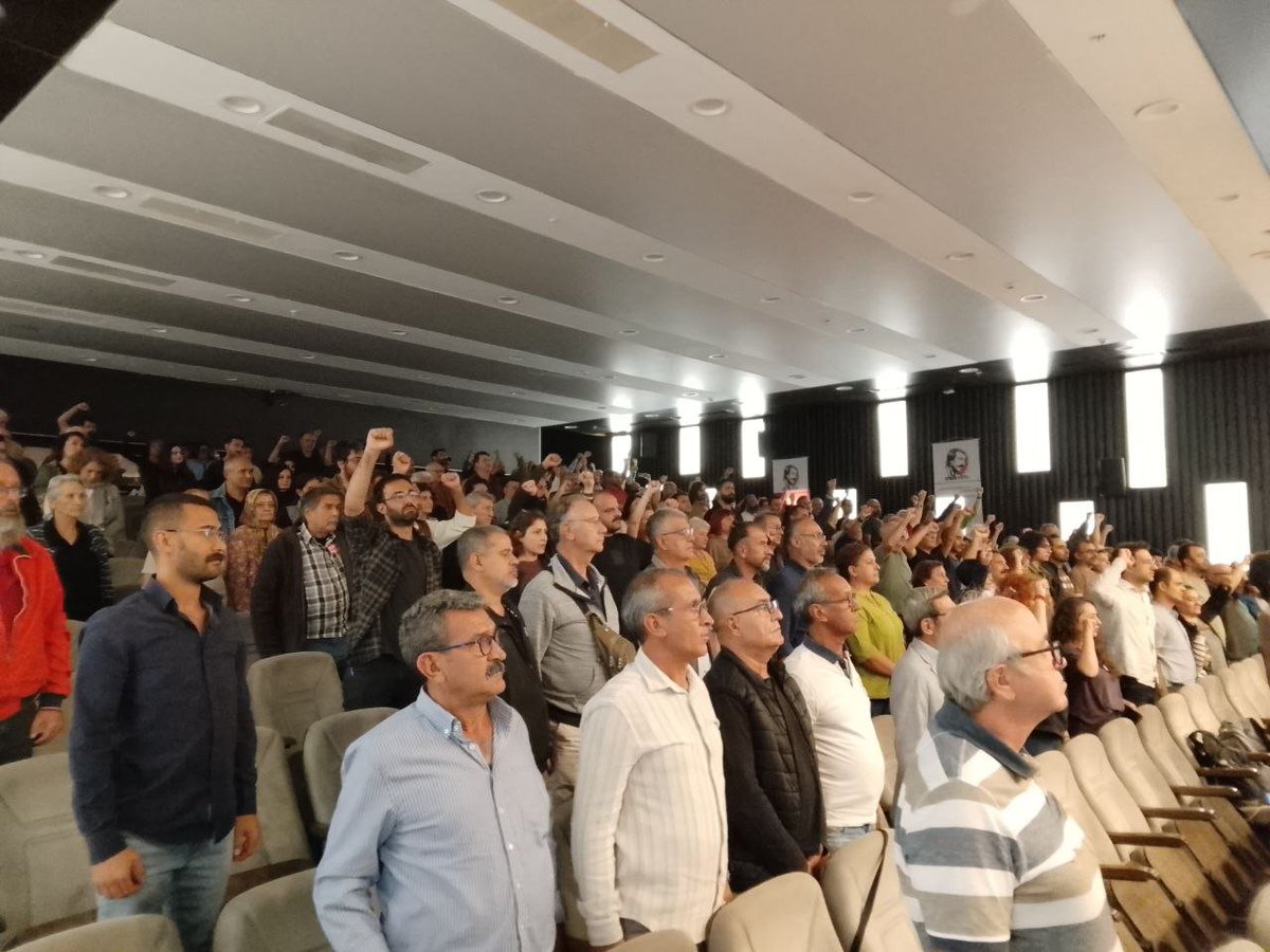 insaatsendika's tweet photo. İnşaat-İş ve Deri ve Kundura İşçileri Derneği olarak İzmir'de kavgamızın şairi Adnan Yücel'i anıyoruz. 

Etkinliğimiz iş cinayetlerinde katledilen sınıf kardeşlerimiz, sömürü düzeni e karşı mücadelede ölümsüzleşenlerimiz anısına saygı duruşuyla başladı https://t.co/PshA4bTUIR